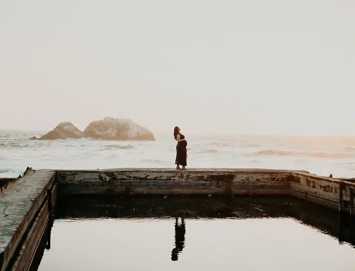 husband and wife maternity photos